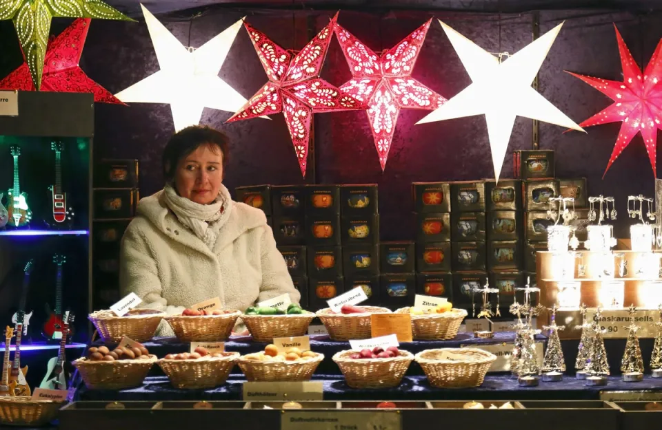 Verkäuferin auf dem Weihnachtsmarkt