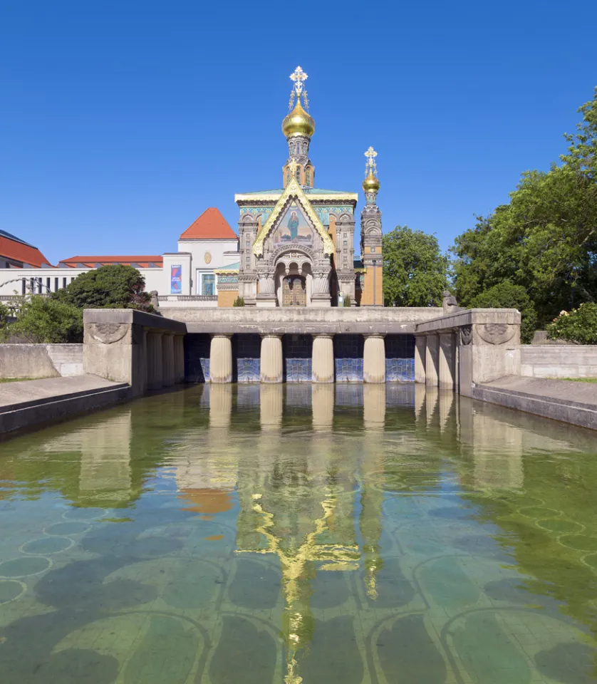 Lilienbecken, mit Russischer Kapelle und Austellungshalle im Hintergrund