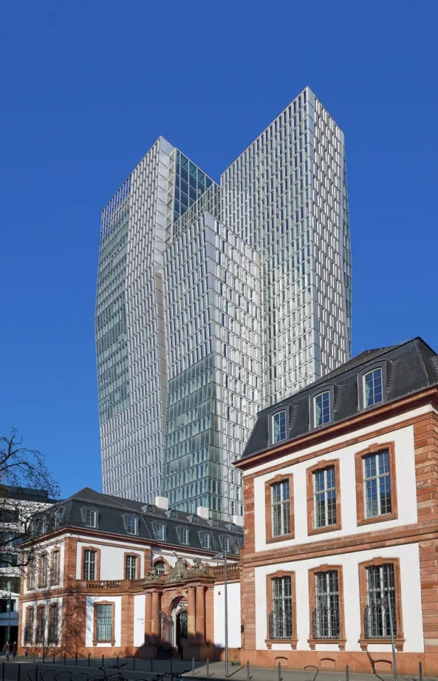 Nextower, Palais Thurn und Taxis im Vordergrund