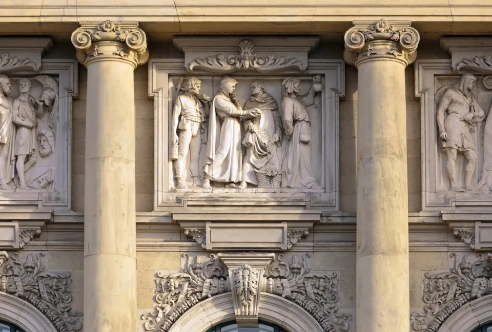 Niedersächsisches Landesmuseum Hannover, Detail der Fassade mit Relief