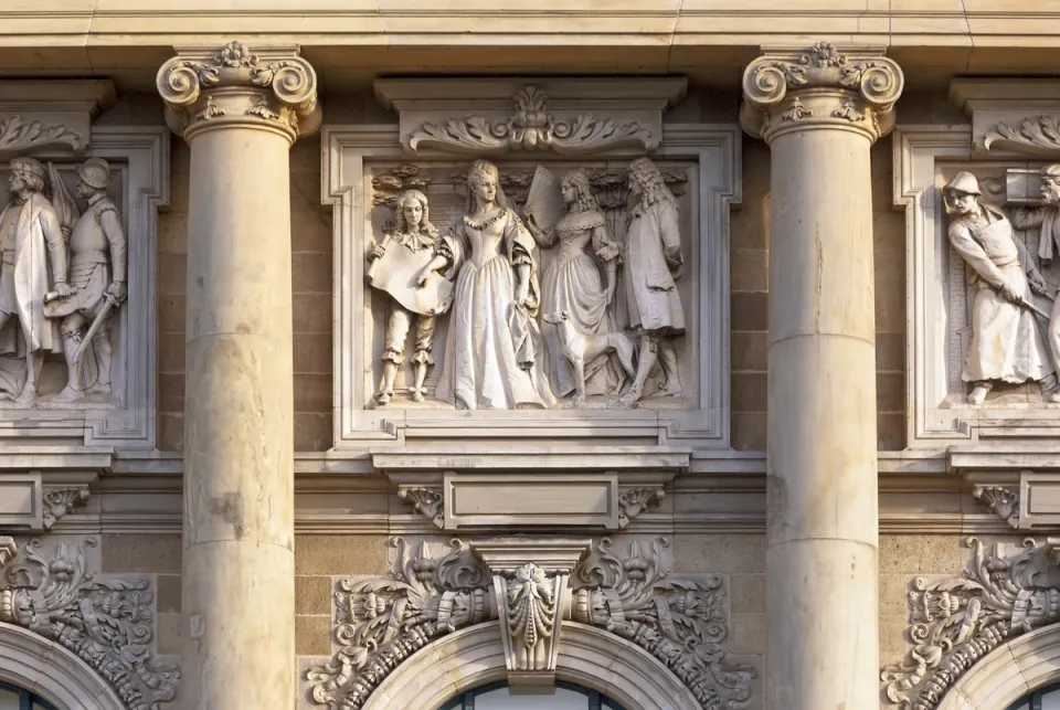 Niedersächsisches Landesmuseum Hannover, Detail der Fassade mit Relief