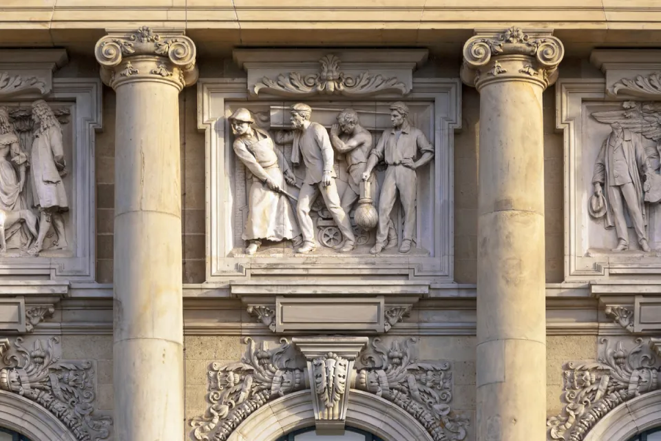 Niedersächsisches Landesmuseum Hannover, Detail der Fassade mit Relief