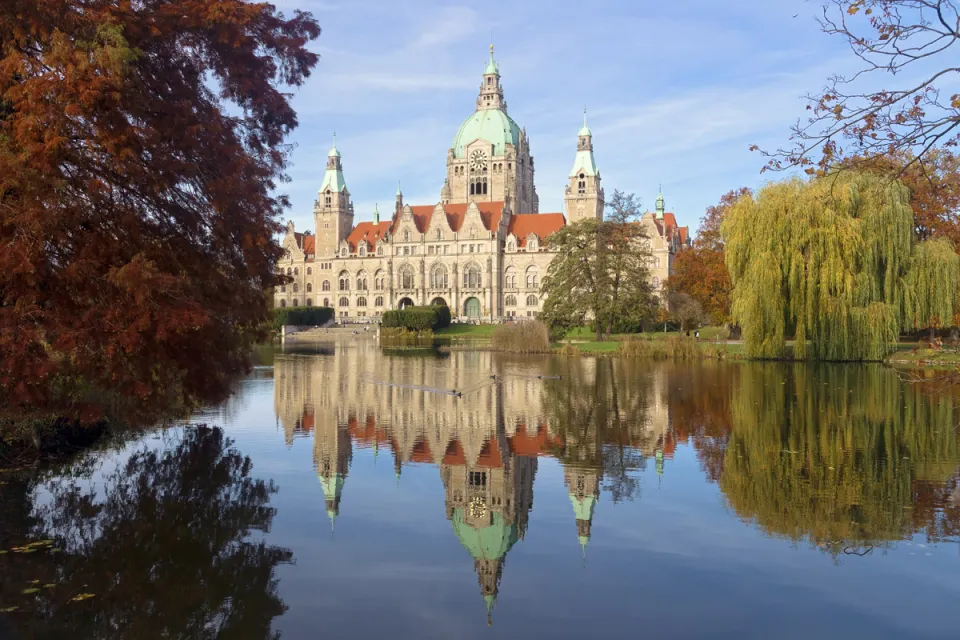 Neues Rathaus von Hannover, sich auf dem Maschteich spiegelnd