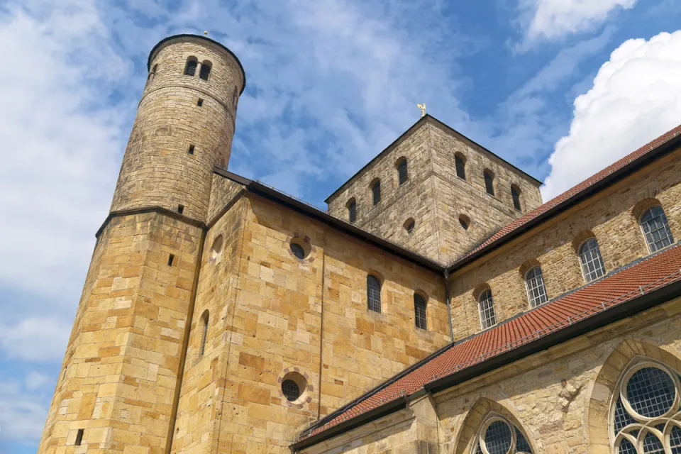 Michaeliskirche, Detailansicht mit westlichem Vierungsturm und Südwestturm Michaeliskirche, Detailansicht mit westlichem Vierungsturm und Südwestturm
