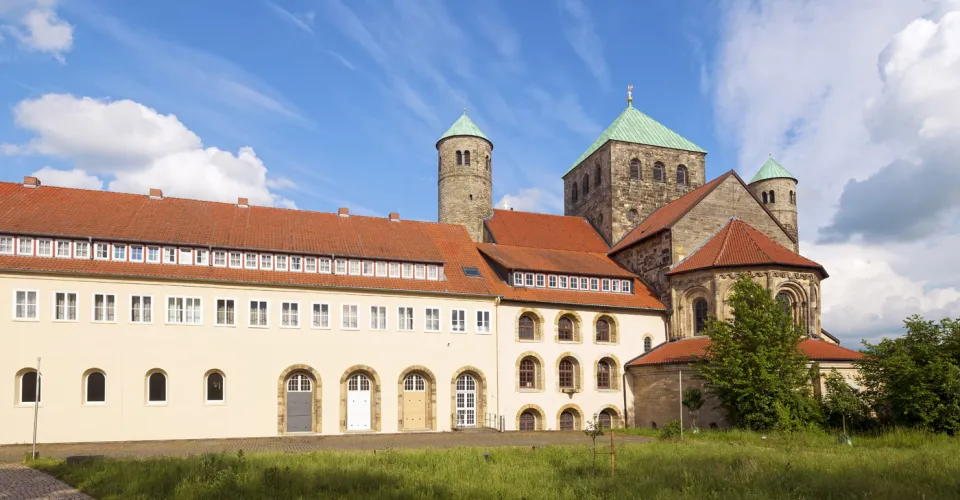 Michaeliskirche, Nordwestansicht mit Michaeliskloster