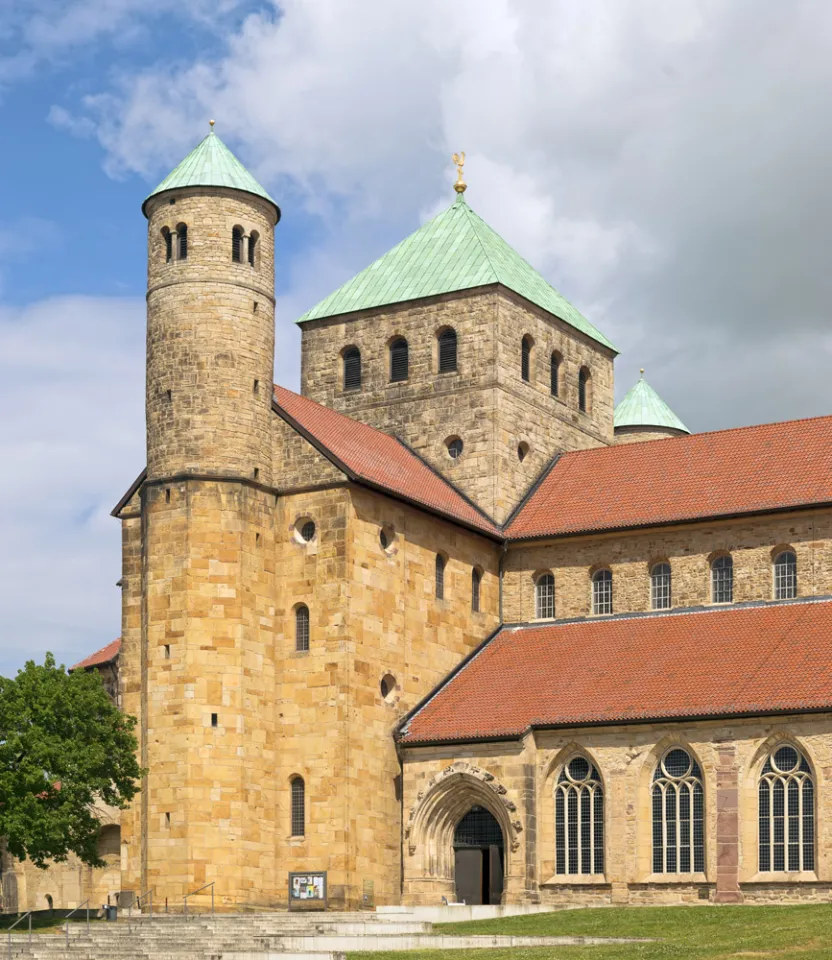 Michaeliskirche, westlicher Teil mit Vierungsturm und Südwestturm Michaeliskirche, westlicher Teil mit Vierungsturm und Südwestturm