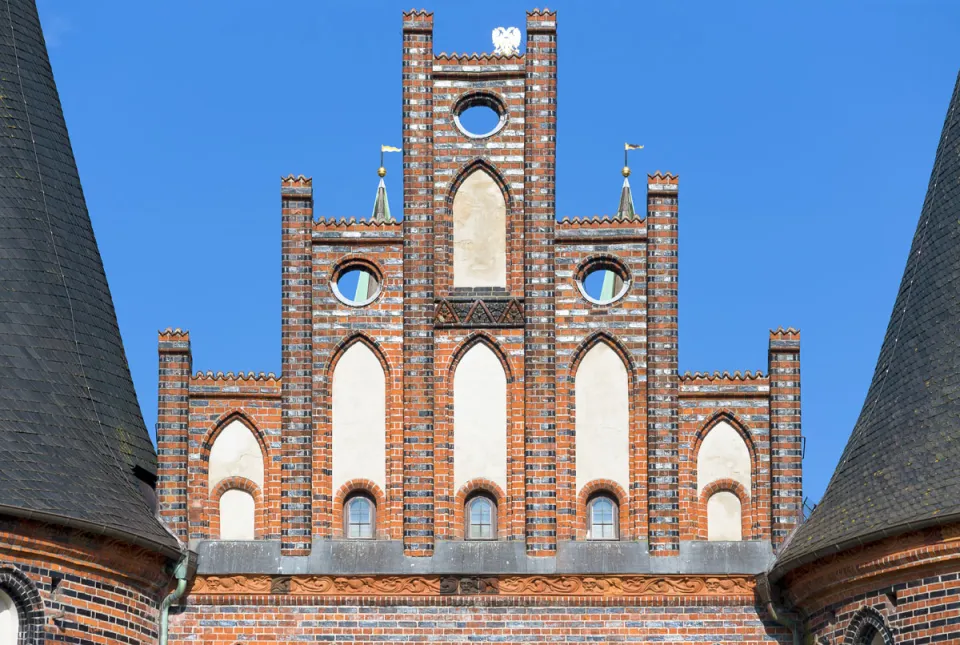 Holstentor, Staffelgiebel der Feldseite