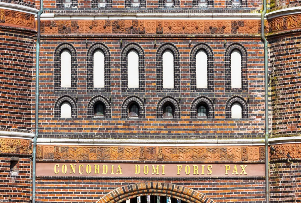 Holstentor, Detail der Fassade der Feldseite mit Inschrift