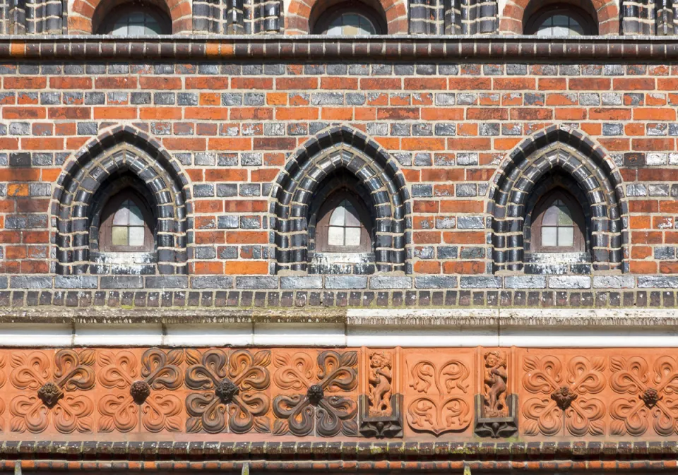 Holstentor, Detail der Fassade der Feldseite mit Terrakottaband