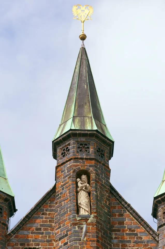 Holstentor, Giebeltürmchen mit Statue der Madonna mit Kind