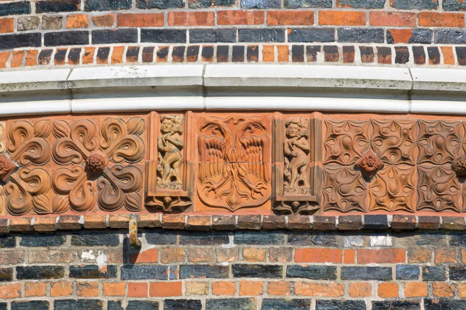 Holstentor, Terrakottaband mit heraldischem Adler der Stadt