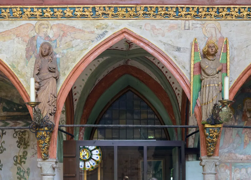 Heiligen-Geist-Hospital, Joch des Lettners mit Statuen