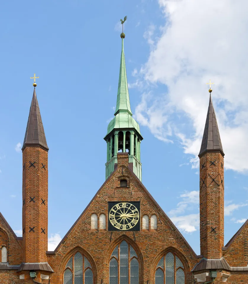 Heiligen-Geist-Hospital, mittlerer Giebel mit Dachreiter und Türmchen der Fassade