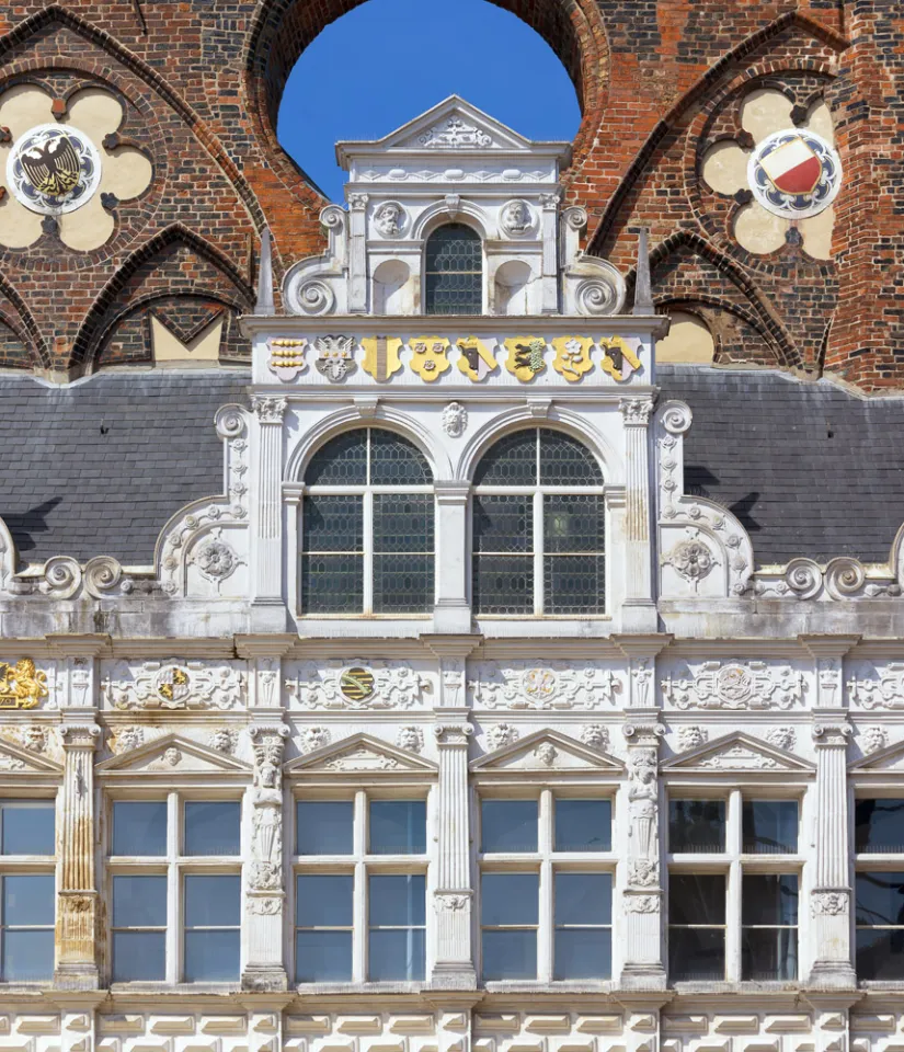 Lübecker Rathaus, Laubenvorbau, Detail der Fassade mit Giebel