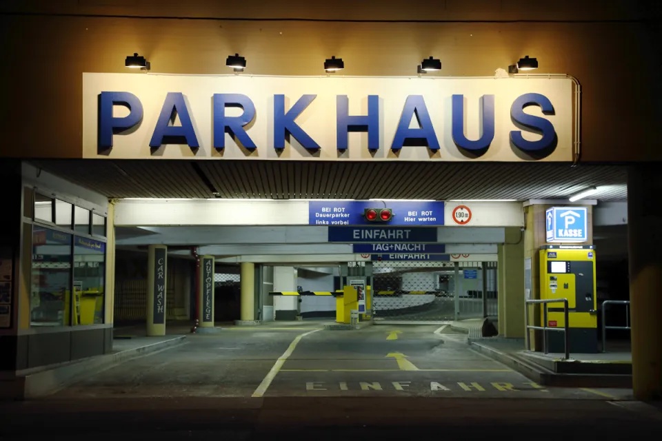 Parkhauseinfahrt bei Nacht