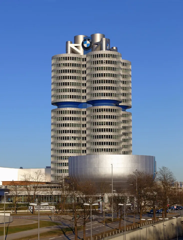 BMW-Turm, mit dem BMW Museum davor