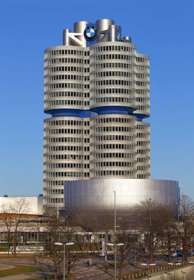 BMW-Turm, mit dem BMW Museum davor