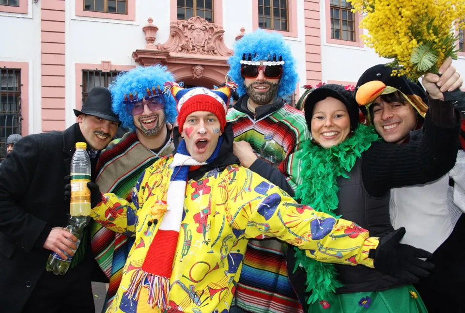 Verkleidete Menschen auf dem Mainzer Rosenmontagszug