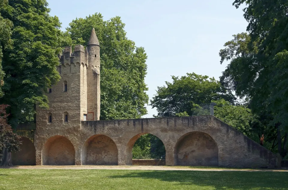 Heidentürmchen, mit Resten der Stadtmauer