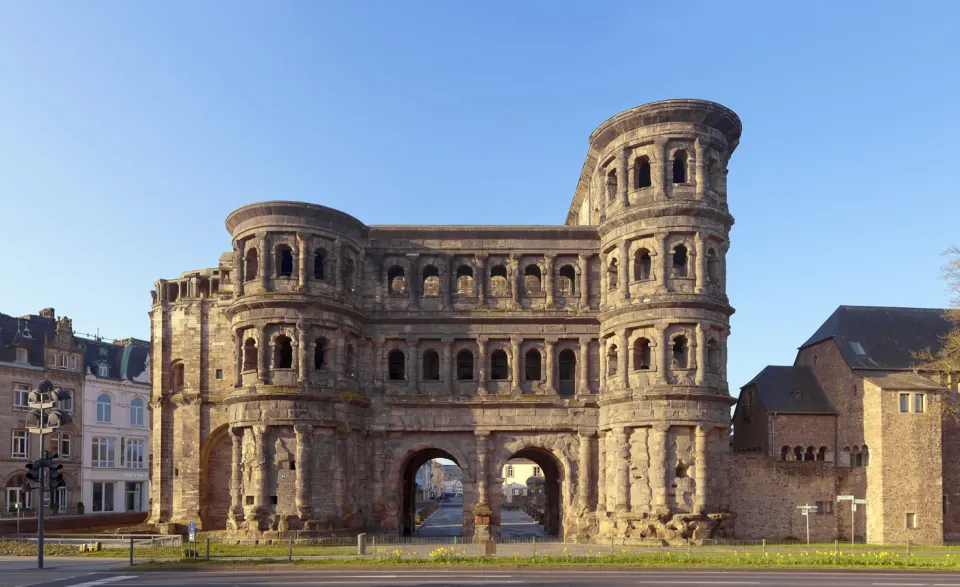 Porta Nigra, Feldseite (Nordostansicht)