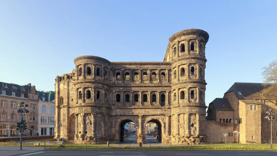 Porta Nigra, Feldseite zum Sonnenaufgang