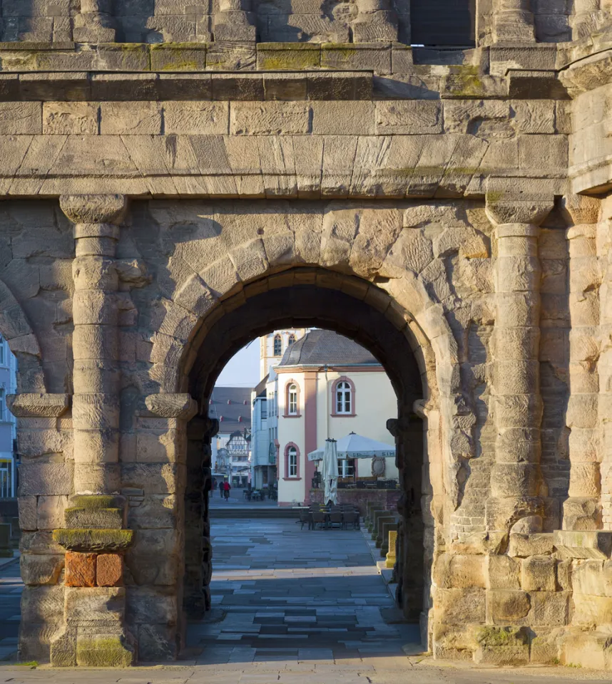 Porta Nigra, westlicher Durchgang (Nordansicht)