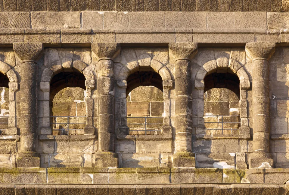 Porta Nigra, Fenster und Halbsäulen der Fassade der Feldseite