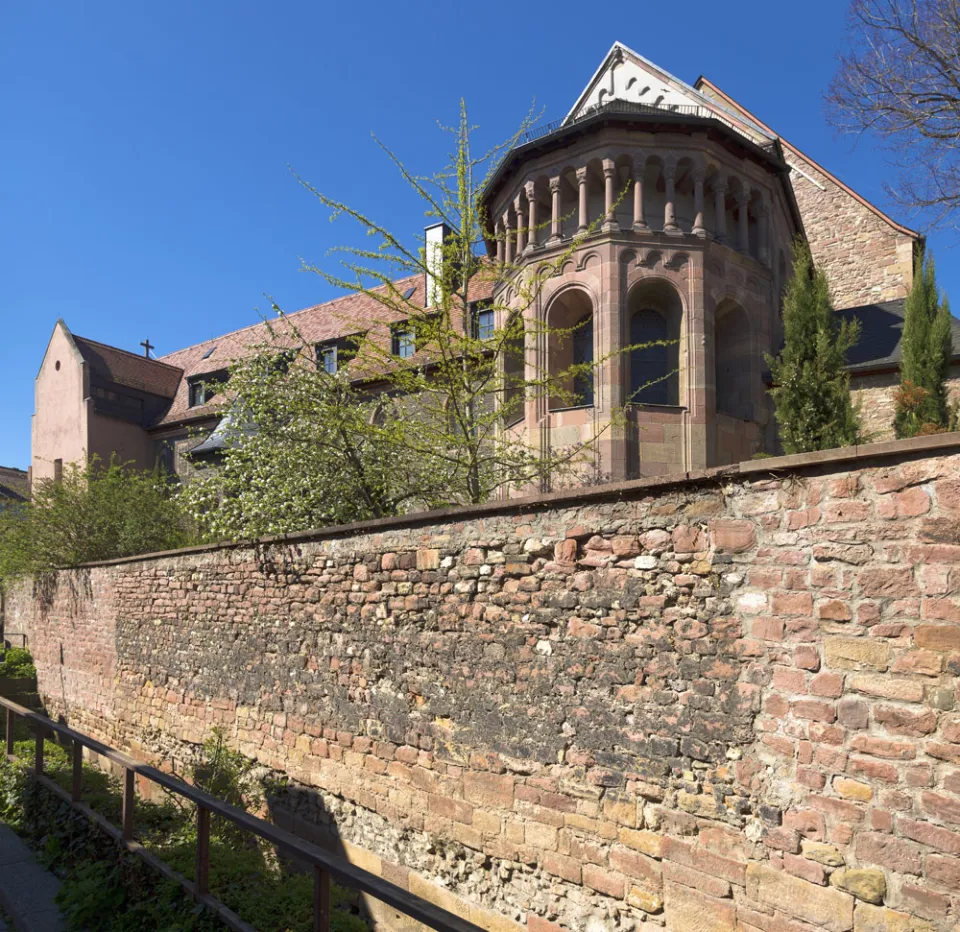 Stift Sankt Paulus, Mauer mit Überresten des römischen Castrums an seiner Basis