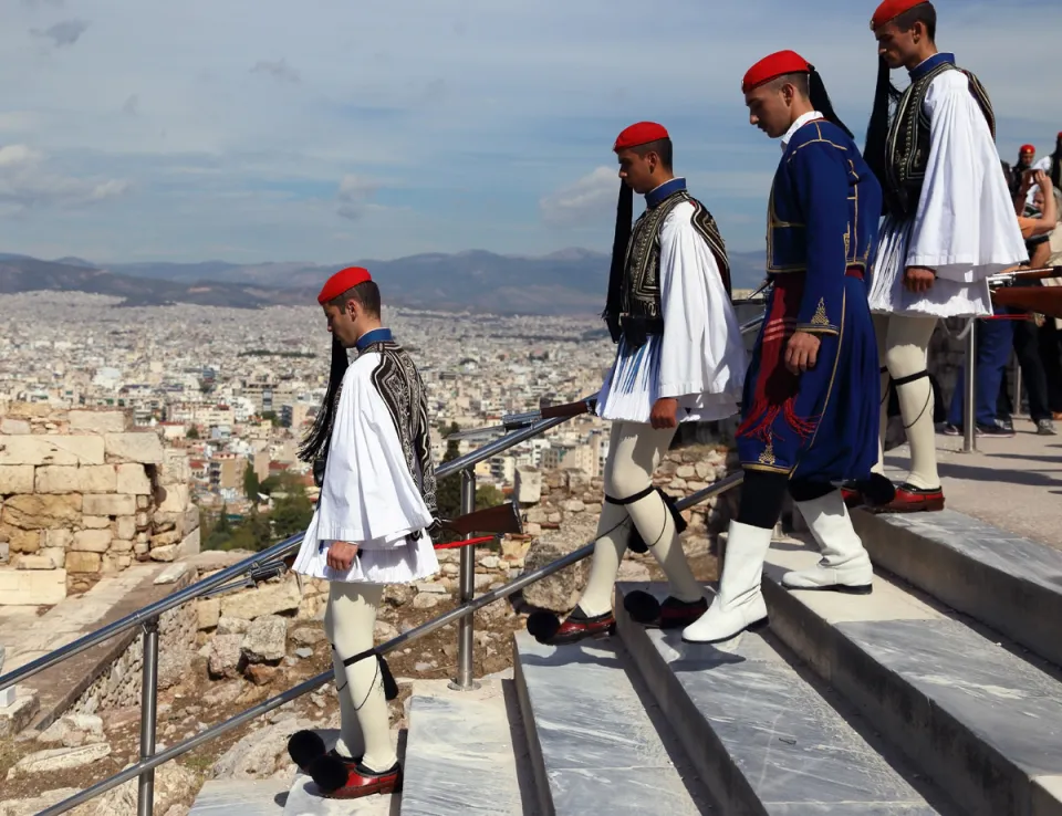 Evzonen steigen nach Befreiungstag-Zeremonie von der Akropolis ab