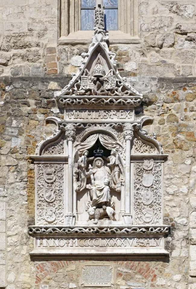 Hilton Budapest, Nikolausturm, Nachbildung des König-Mathias-Reliefs