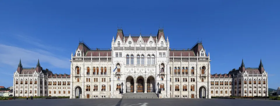 Ungarisches Parlamentsgebäude, Ostfassade