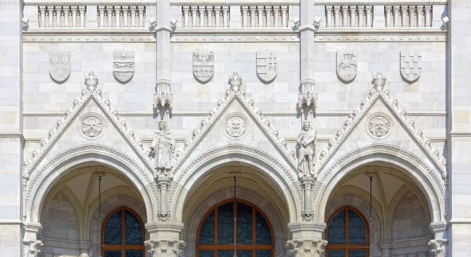 Ungarisches Parlamentsgebäude, Detail der Fassade des östlichen Eingangs