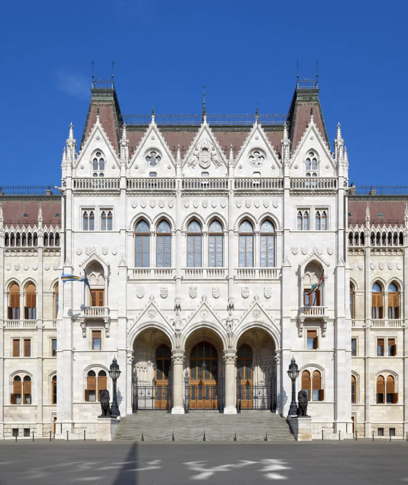 Ungarisches Parlamentsgebäude, Fassade des östlichen Eingangs