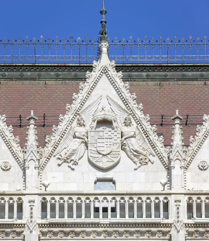 Ungarisches Parlamentsgebäude, Giebel mit Wappenschild