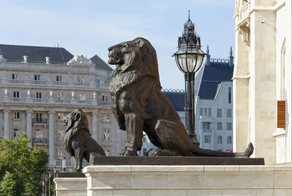 Ungarisches Parlamentsgebäude, Löwenstatuen am Osteingang