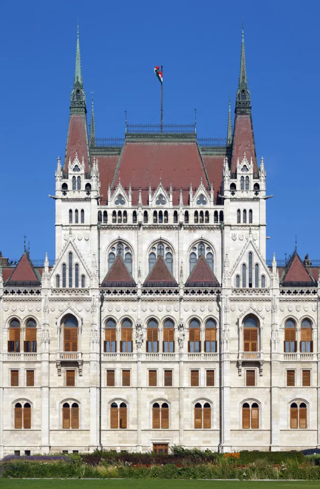 Ungarisches Parlamentsgebäude, Teil der Ostfassade mit Dach des nördlichen Sitzungssaals