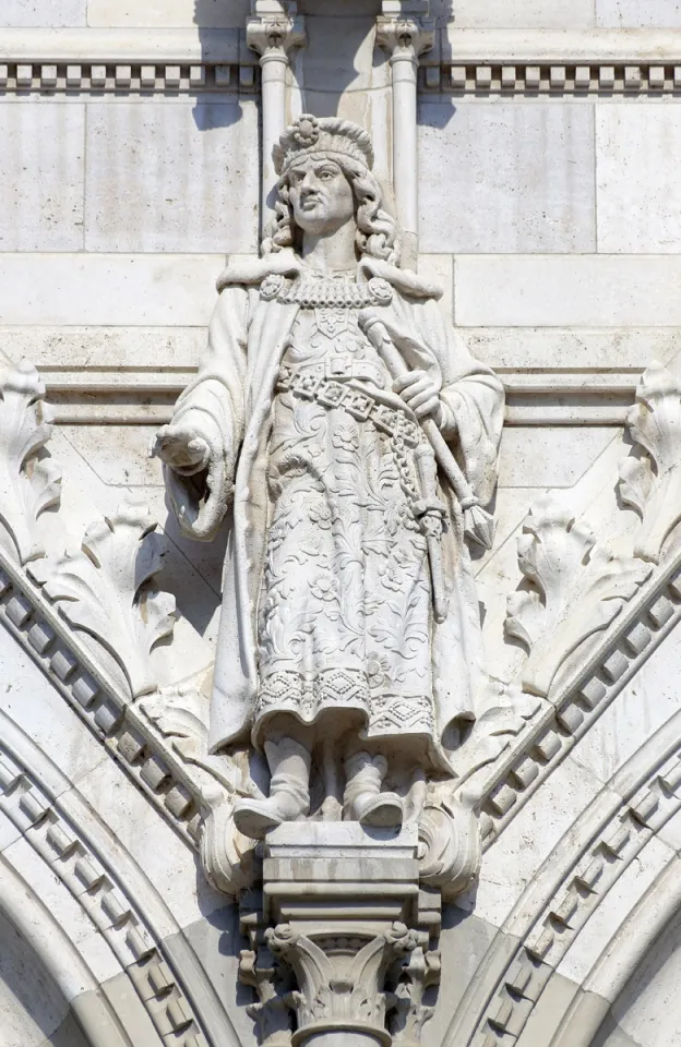 Ungarisches Parlamentsgebäude, Statue der Ostfassade