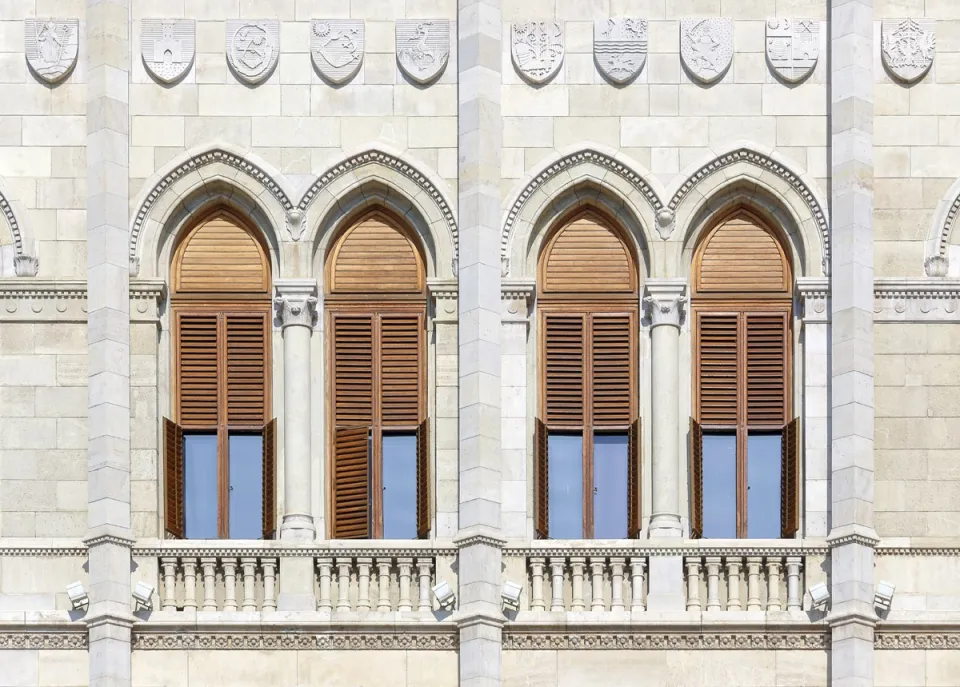 Ungarisches Parlamentsgebäude, Fenster des linken Flügels der Ostfassade