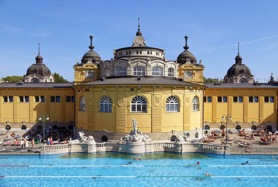 Széchenyi-Heilbad, Rückseite des zentralen Baukörpers