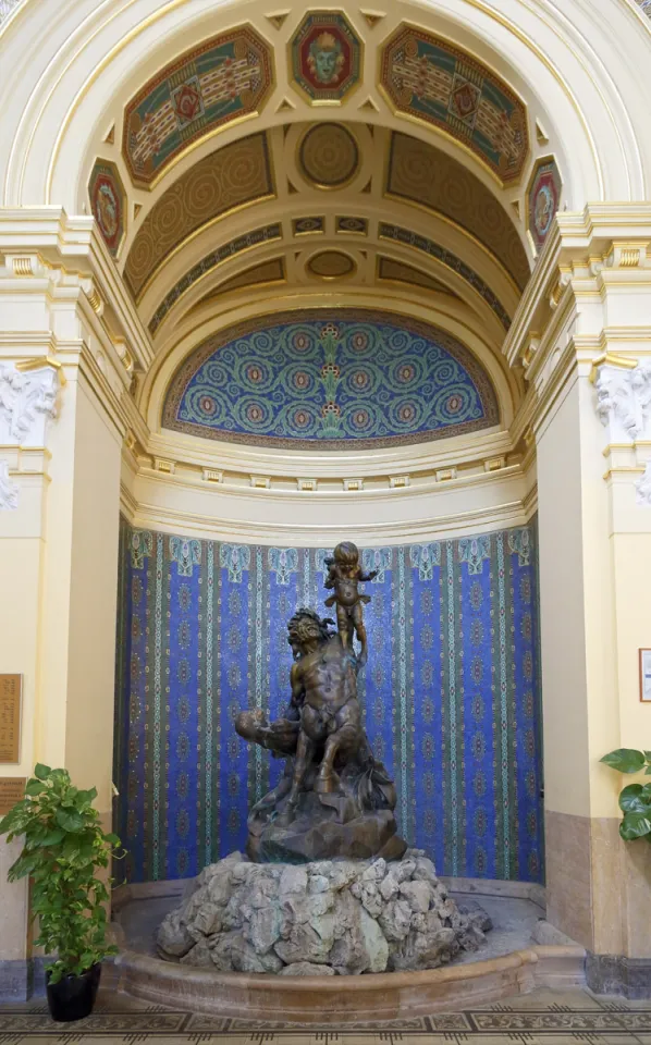 Széchenyi-Heilbad, Zentaurenstatue und Brunnen im Vestibül