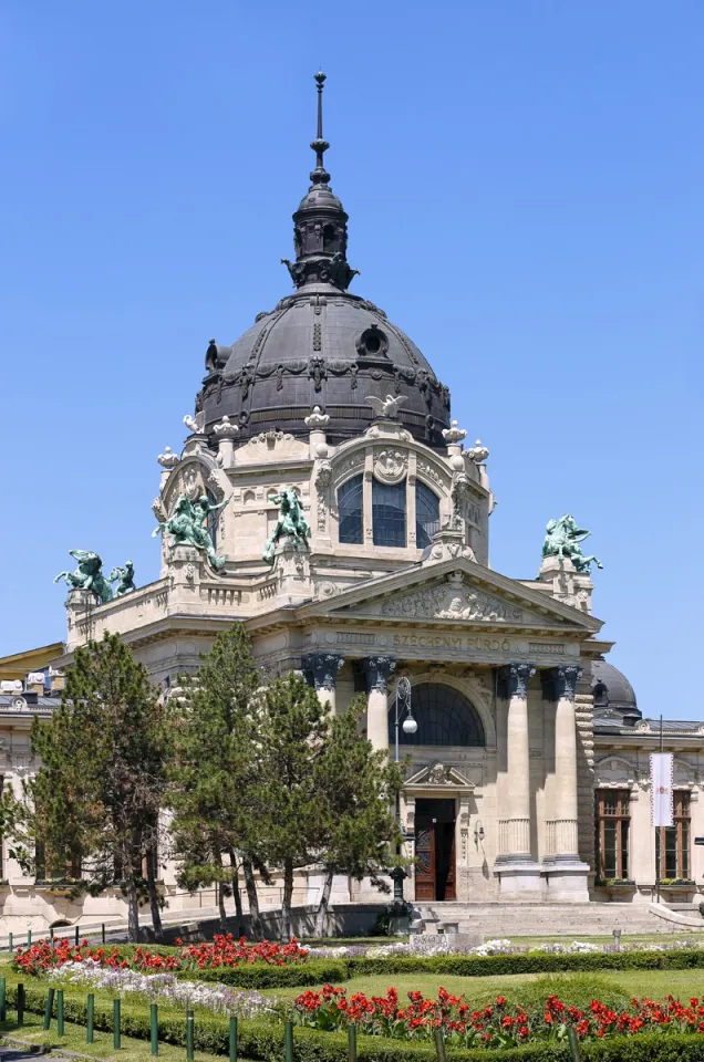 Széchenyi-Heilbad, zentraler Bau mit Haupteingang