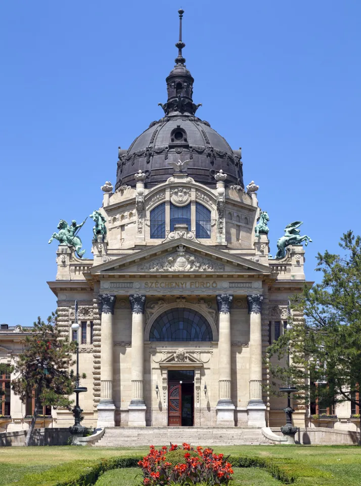 Széchenyi-Heilbad, zentraler Bau mit Haupteingang