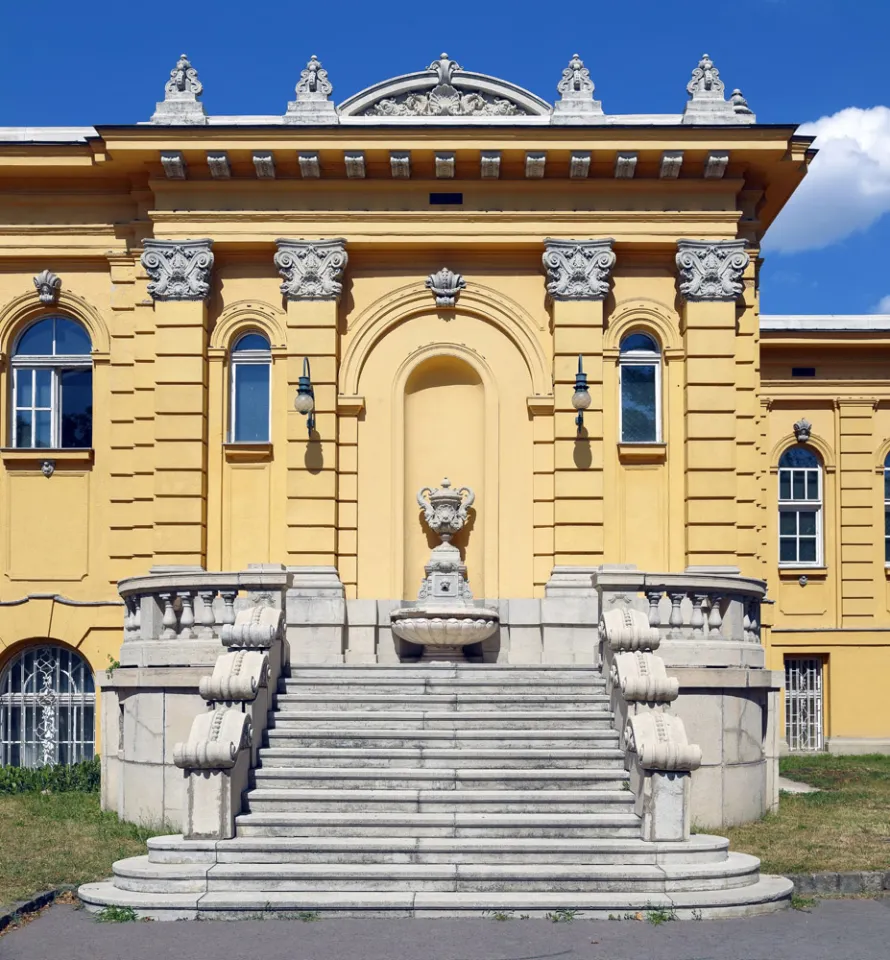 Széchenyi-Heilbad, Detail der Westfassade mit Treppen