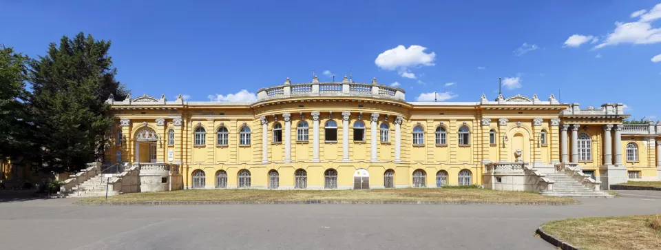 Széchenyi-Heilbad, Westfassade