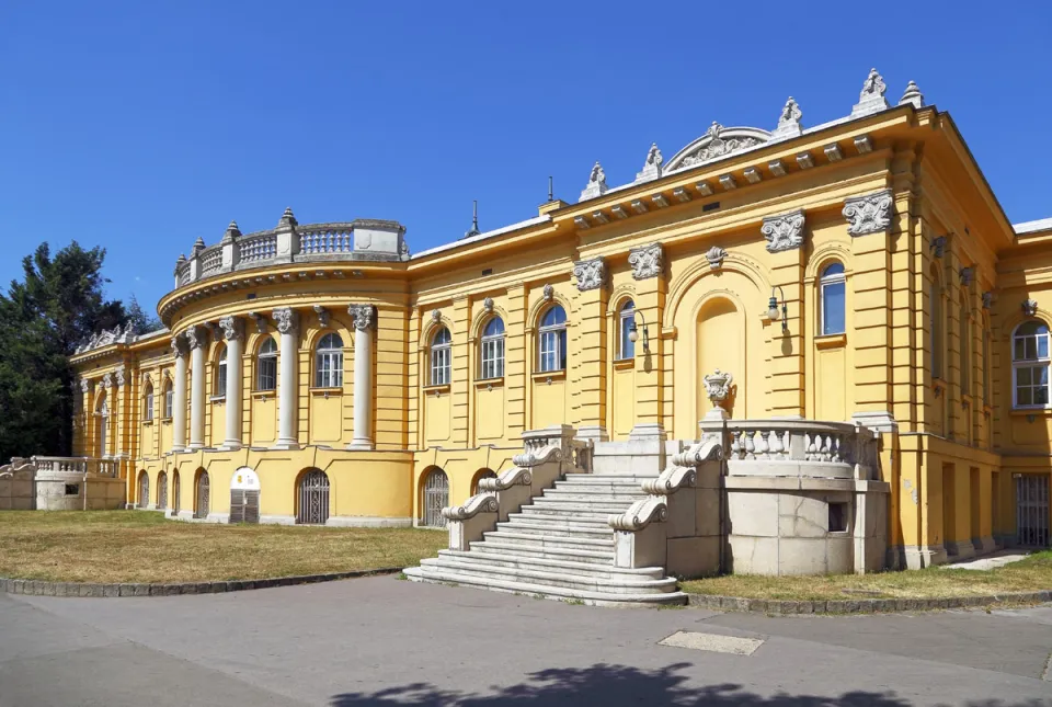 Széchenyi-Heilbad, Westfassade (Südansicht)