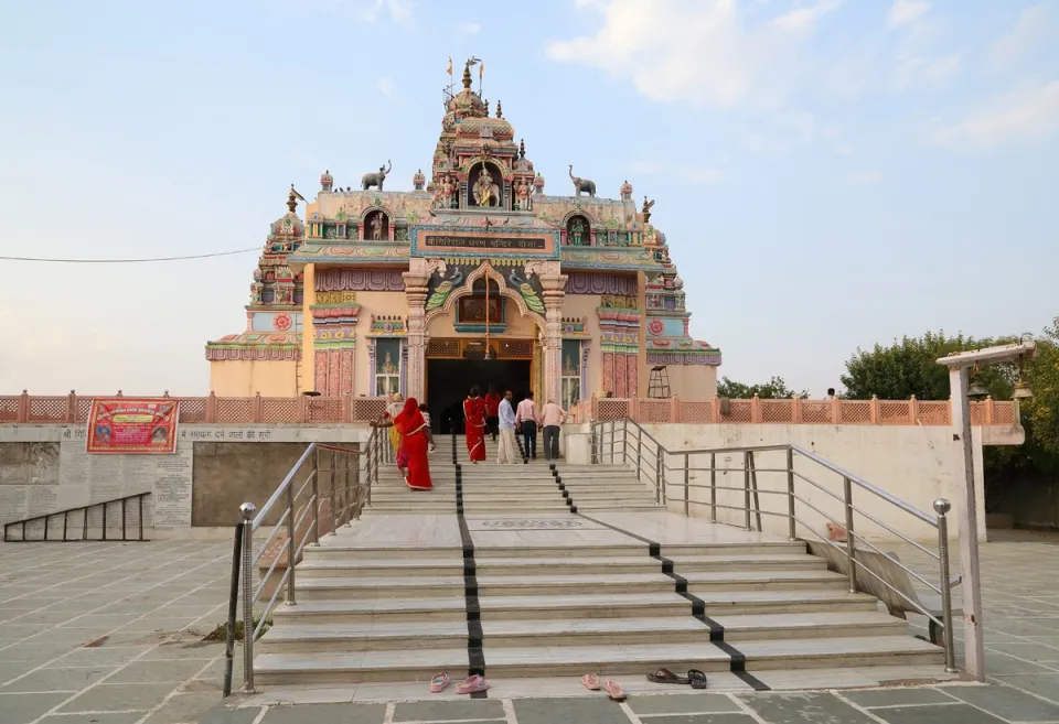 Giriraj Dharan Mandir