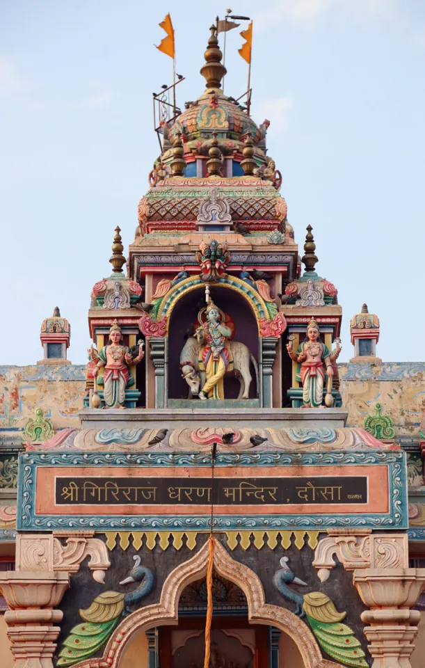 Giriraj Dharan Mandir, Detail