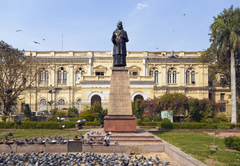Rathaus von Delhi, mit der Statue von Samy Shradhanand