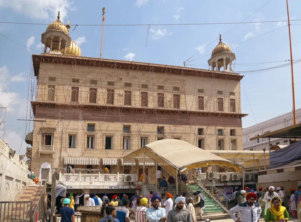 Gurdwara Sis Ganj Sahib, Westansicht