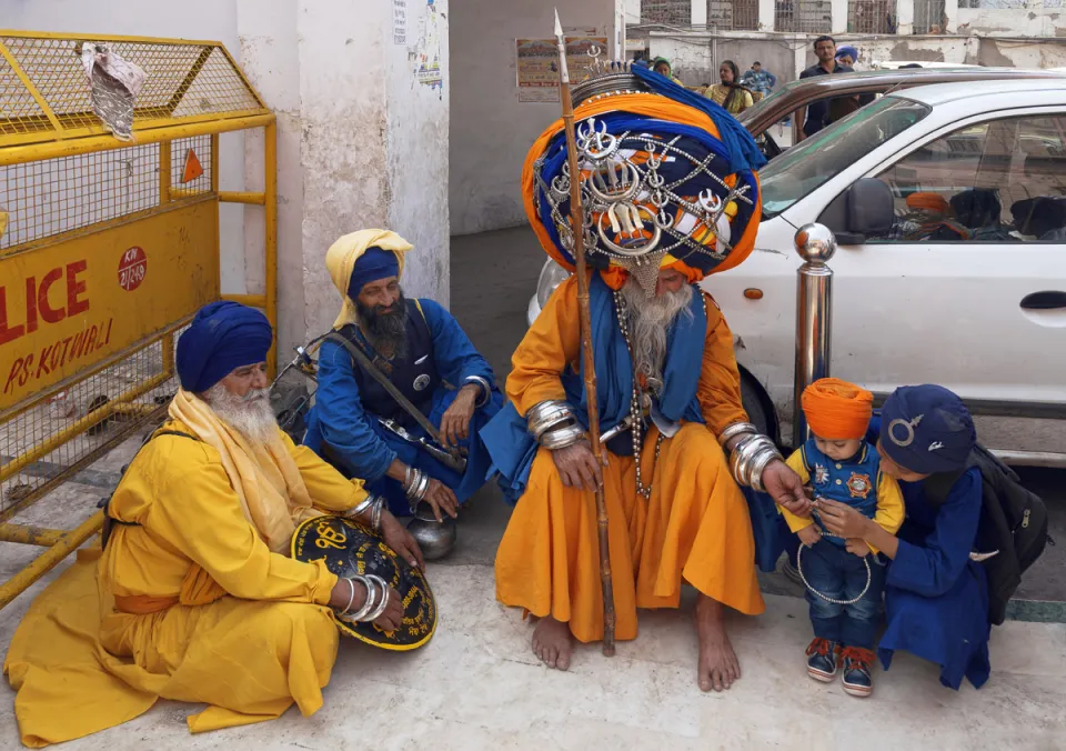Nihang-Krieger der Sikh im Gurdwara Sis Ganj Sahib